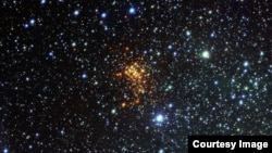 La foto del gigantesco telescopio de rastreo (VST) del observatorio Paranal muestra el cúmulo estelar Westerlund 1 en la constelación de Ara, ubicado a unos 16.000 años luz de la Tierra