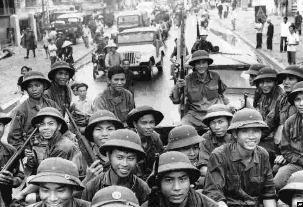 Bắc Việt gửi 100.000 bộ đội vào Huế và Đà Nẵng, tràn qua các tỉnh phía bắc của miền Nam Việt Nam.