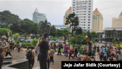 Karyawan Kementerian Keuangan di Jakarta Pusat terlihat berada di luar gedung setelah gempa berkekuatan 6,7 M mengguncang Banten dan dirasakan hingga di Jakarta. (Foto: Courtesy/Jeje Jafar Sidik)