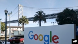 Esta foto muestra la señalización fuera de las oficinas de Google en San Francisco con el puente de la Bahía de San Francisco-Oakland al fondo. Foto de archivo.