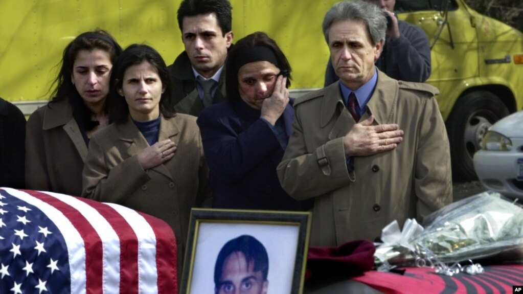 Pamje arkivi e familjes Bytyqi në ceremoninë e varrimit të tre vëllezërve Yll, Agron dhe Mehmet në Yonkers, Nju Jork, më 4 mars, 2002/AP