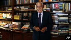 Mohamed Hassanein Heikal, le 23 septembre 2014 lors de son 91e anniversaire à son bureau au Caire en Egypte. (AP Photo/Magdy Ebrahim, El Shorouk Newspaper)