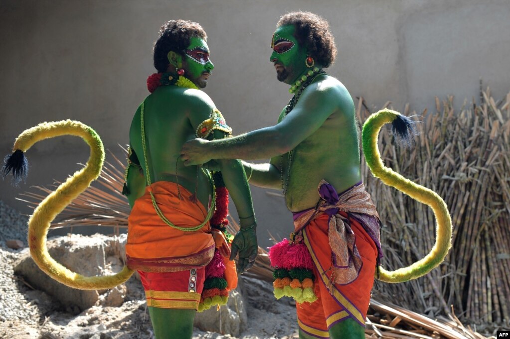 인도 카르나타카주 방갈로르에서 열린 &#39;라마 나바미(Rama Navami)&#39; 힌두교 축제에서 예술가들이 원숭이신 &#39;하누만&#39; 분장을 하고 있다.