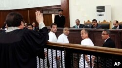 아랍권 방송 알자지라 소속 기자 3명이 지나 3월 이집트 법원에서 재판을 받고 있다. 법원은 23일 기자들에게 징역 7년형을 선고했다.