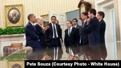 Le président Barack Obama et ses conseillers lors d'une réunion dans le bureau Oval, à Washington, le 7 juillet 2011. (Official White House Photo by Pete Souza)