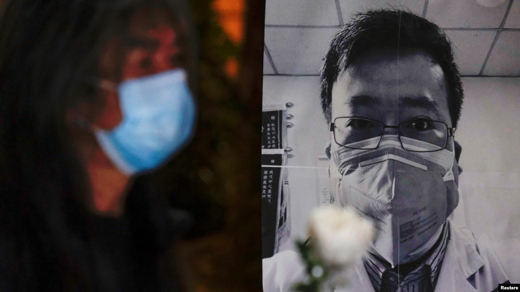 李文亮醫師（右）去世後許多中國民眾自發悼念。資料照。