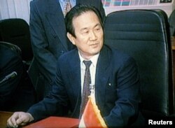 지난 1997년 미국으로 망명한 장승길 전 이집트주재 북한대사가 망명 전 카이로에서 열린 한 회의에 참석했다. (자료사진)