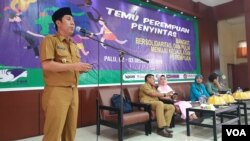 Ihsan Basir Kepala Dinas Pemberdayaan Perempuan dan Perlindungan Anak (DP3A) Sulawesi Tengah saat menjelaskan peningkatan kasus perkawinan usia anak di huntara dalam kegiatan Temu Perempuan Penyintas (3/12/2019) Foto : Yoanes Litha