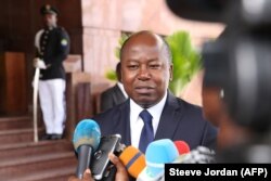 Alain-Claude Bilie-By-Nze remplace Rose Christiane Ossouka Raponda à la tête du gouvernement gabonais.