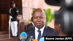 Le ministre gabonais des affaires étrangères Alain Claude Bilie By Nze au Palais présidentiel le 7 mai 2018 à Libreville, au Gabon. (Photo by Steeve Jordan / AFP)