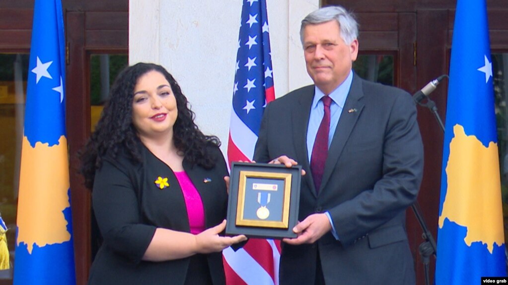 Kosova nderon me Medalje Presidenciale djalin e ndjerë të Presidentit Joe Biden