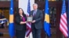 Predsednica Kosova Vjosa Osmani i američki ambasador na Kosovu Filip Kosnet koji je u ime američkog predsednika Džoa Bajdena preuzeo medalju posthumno uručenu njegovom sinu Bou.
