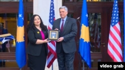 Predsednica Kosova Vjosa Osmani i američki ambasador na Kosovu Filip Kosnet koji je u ime američkog predsednika Džoa Bajdena preuzeo medalju posthumno uručenu njegovom sinu Bou.