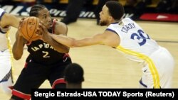 Kawhi Leonard des Toronto Raptors, à gauche, face à Stephen Curry des Golden State Warriors, Oakland, Californie, le 5 juin 2019.