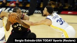  Kawhi Leonard, à gauche, alors avec les Toronto Raptors, contre Stephen Curry des Warriors, Oakland, Californie, le 5 juin 2019. (Sergio Estrada-USA TODAY Sports)