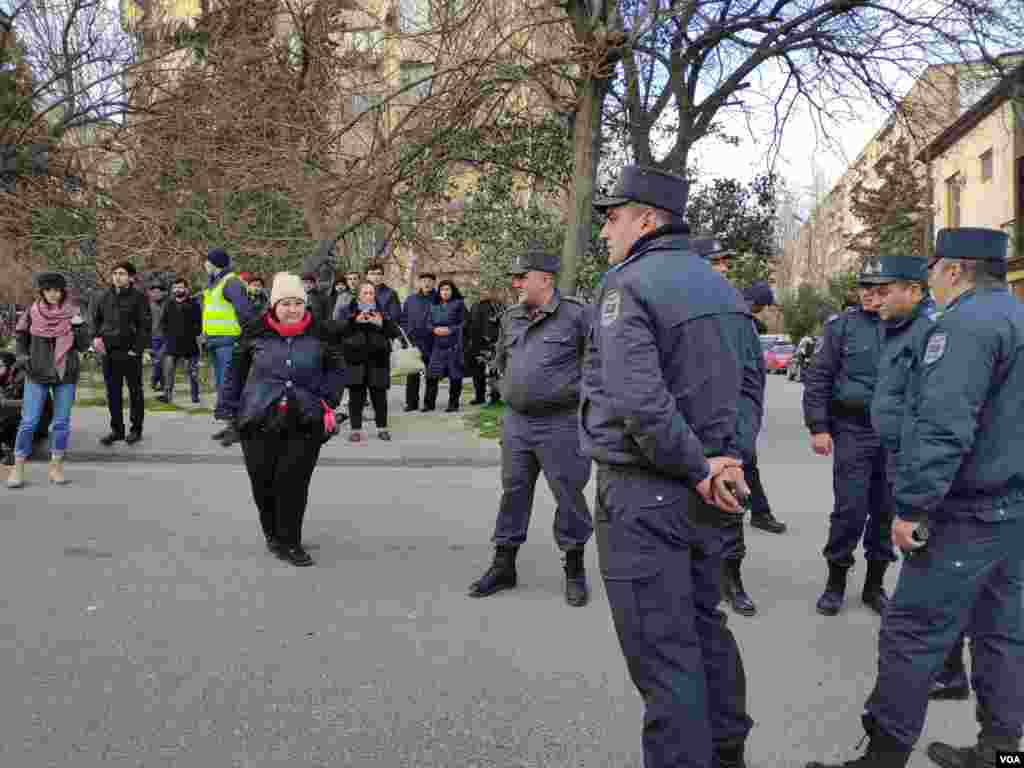 Bakıda MSK qarşısında aksiya, Polis MSK-nın qarşsındakı insanları həbs edir