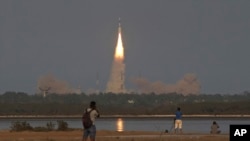 5일 인도우주연구기구 ISRO가 남부 스리하리코타 우주센터에서 통신위성을 자체개발한 로켓에 실어 발사했다.
