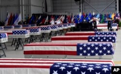 Cajas con restos que se cree pertenecieron a militares estadounidenses que cayeron en la Guerra de Corea, son vistos en la Base Conjunta Pearl Harbor-Hickam, Hawai, el miércoles 1 de agosto de 2018, durante una ceremonia para marcar su llegada.