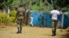 Des soldats patrouillent à Bafut dans la région anglophone du nord-ouest du Cameroun le 15 novembre 2017.