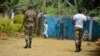Des soldats patrouillent à Bafut, après l'incendie criminel contre le dortoir la nuit du 15 novembre 2017, dans la région anglophone du nord-ouest du Cameroun.
