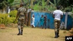 Des soldats patrouillent à Bafut, après l'incendie criminel contre le dortoir la nuit du 15 novembre 2017, dans la région anglophone du nord-ouest du Cameroun.