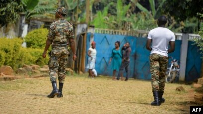 Des soldats patrouillent à Bafut, après l'incendie criminel contre le dortoir la nuit du 15 novembre 2017, dans la région anglophone du nord-ouest du Cameroun.