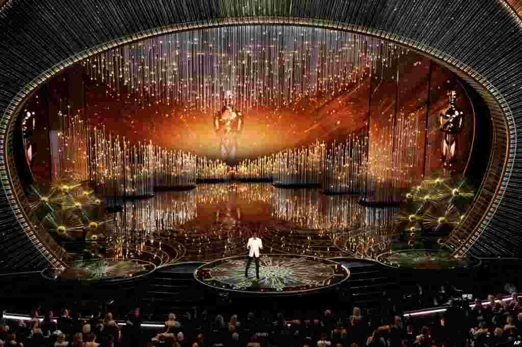 Pembawa acara Chris Rock di pembukaan acara Oscars di Dolby Theatre, Los Angeles, California, 28 Februari 2016.