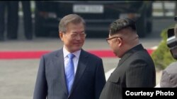 韩国总统文在寅和朝鲜领导人金正恩在板门店会面(2018年4月27日)