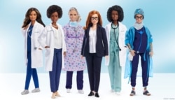 Boneka Barbie yang dibuat mirip dengan Sarah Gilbert (3d R), Profesor Universitas Oxford yang ikut merancang vaksin Oxford/AstraZeneca, di antara jajaran perempuan di dunia kesehatan global yang ditampilkan dalam boneka.(Foto: Oxford University/via Reuter