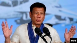 Tổng thống Philippines Rodrigo Duterte phát biểu bên trong căn cứ không quân ở thành phố Angeles, Manila, Philippines, ngày 5 tháng 7 năm 2016.