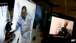 Video clips show China's jailed Nobel Peace laureate Liu Xiaobo lying on a bed receiving medical treatment at a hospital, left, and Liu saying wardens take good care of him, on a computer screens in Beijing, June 29, 2017.