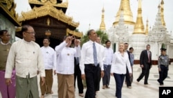 U.S. President Barack Obama tours the Shwedagon Pagoda with Secretary of State Hillary Rodham Clinton in Rangoon, Burma, Monday, Nov. 19, 2012.