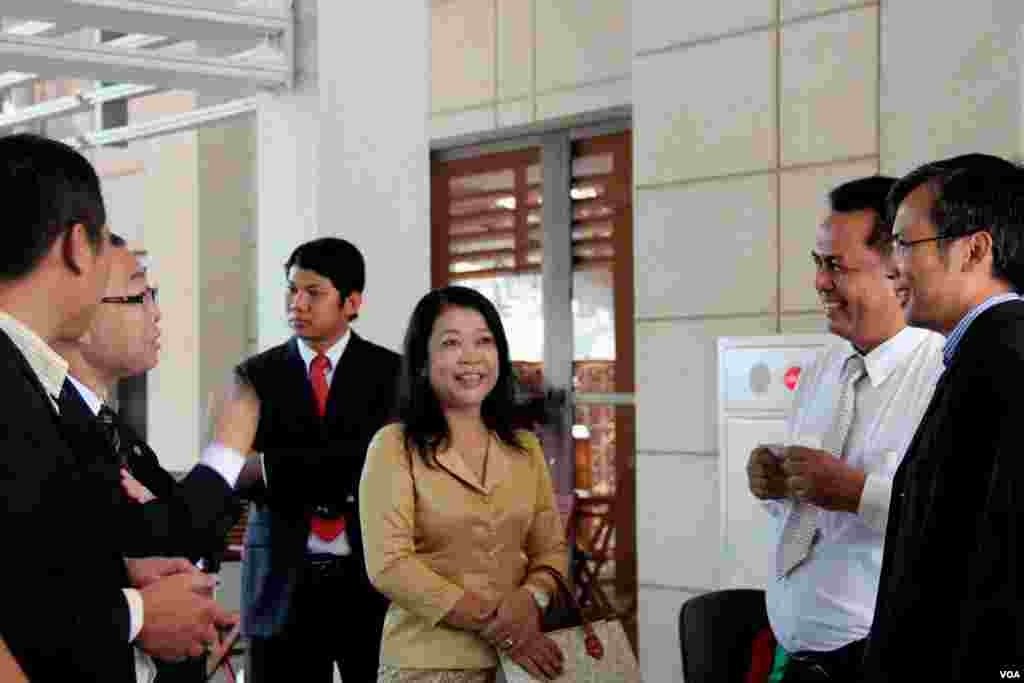 The guests such as from public institutions, private companies, civil society organizations, and other are discussing before the forum starts. (Nov Povleakhena/VOA Khmer)