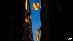 Des drapeaux indépendantistes et espagnols dans les rues de Barcelone, le 24 octobre 2017
