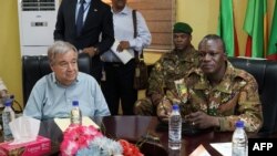 Le secrétaire général de l'ONU, Antonio Guterres (à g), est assis à côté du général de l'armée malienne Didier Dacko, commandant de la force du G5 Sahel, le 30 mai, 2018. (Photo AFP/ Sebastien Rieussec) 
