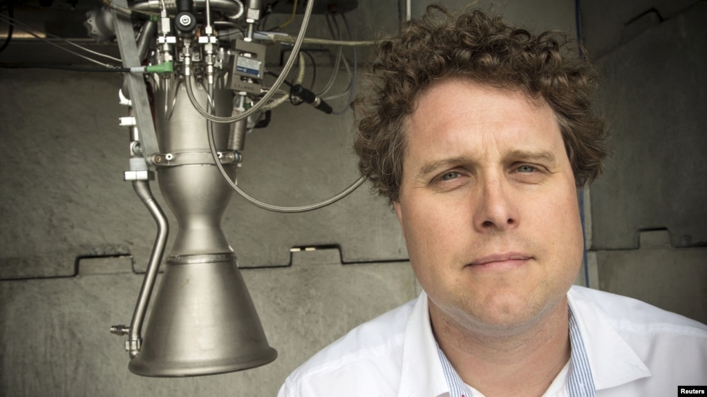Tổng giám đốc Rocket Lab Peter Beck chụp hình bên cạnh mô hình rốc-kết Rutherford tại Auckland, New Zealand, ngày 20/10/2015