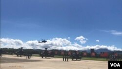 台湾陆军航空601旅AH-64E阿帕奇攻击直升机作低空表演。 （美国之音记者萧洵摄影）