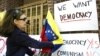 Detalj sa protesta ispred zgrade ambasade Venecuele u Vašingtonu, arhivska fotografija