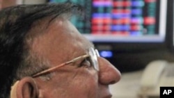孟买的一位股票经纪人看到股指上升心花怒放