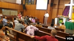 Dialog lintas iman di GKI Diponegoro, Surabaya, merefleksikan 9 bulan bom gereja dan upaya membangun persaudaraan sejati antar umat beragama (foto: Petrus Riski/VOA).