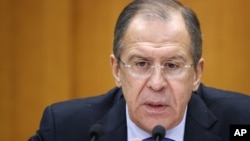 Menlu Rusia Sergei Lavrov menjelaskan posisi Rusia dalam konflik politik di Suriah dalam konferensi pers di Moskow 28/1 (foto: dok).
