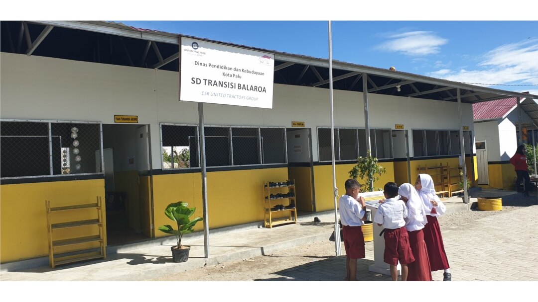 Gedung Sekolah SD Transisi Balaroa yang dibangun oleh United Tractor di sekitar lokasi shelter pengungsian warga kelurahan Balaroa, Palu Barat, Kota Palu, Sulawesi Tengah, 19 Juli 2019. (Foto: VOA/Yoanes Litha)
