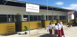 Gedung Sekolah SD Transisi Balaroa yang dibangun oleh United Tractor di sekitar lokasi shelter pengungsian warga kelurahan Balaroa, Palu Barat, Kota Palu, Sulawesi Tengah, 19 Juli 2019. (Foto: VOA/Yoanes Litha)
