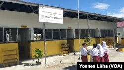 Gedung Sekolah SD Transisi Balaroa yang dibangun oleh United Tractor di sekitar lokasi shelter pengungsian warga kelurahan Balaroa, Palu Barat, Kota Palu, Sulawesi Tengah, 19 Juli 2019. (Foto: VOA/Yoanes Litha)