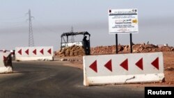 An Algerian soldier keeps watch at a checkpoint near theTiguentourine gas plant, where Islamist militants took foreigners hostage, January 19, 2013. 