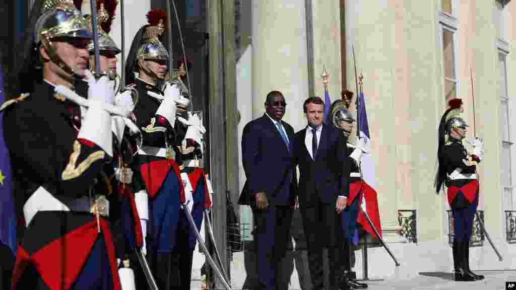 Shugaban kasar Faransa Emmanuel Macron (dama) tare da takwaran aikinsa Macky Salla na kasar Senegal yayin da ya kai wa Macron ziyara a fadar shugaban kasa ta Elysee dake Paris. Litinin Yuni 12, 2017. (AP Photo/Francois Mori)