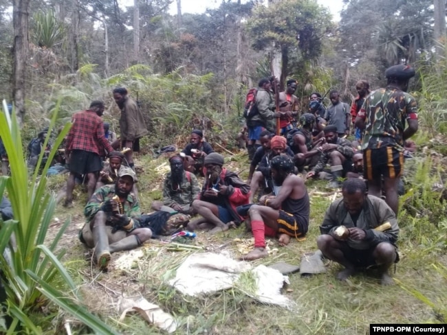 Tentara Pembebasan Nasional Papua Barat-Organisasi Papua Merdeka (TPNPB-OPM) saat berada di salah satu kawasan pegunungan Papua.