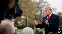 Presiden Donald Trump berbicara kepada awak media sebelum menaiki Marine One di South Lawn Gedung Putih di Washington, Senin, 26 November 2018, untuk sebuah kunjungan singkat ke Lanud Andrews, Md dilanjutkan ke Mississippi (foto: AP Photo/Andrew Harnik)