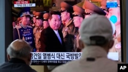 지난달 12일 한국 서울역에 설치된 TV에서 북한 김정은 국무위원장 관련 뉴스가 나오고 있다.