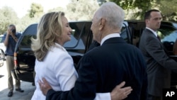 Tổng thống Israel Shimon Peres tiễn Ngoại trưởng Hoa Kỳ Hillary Clinton ra xe sau cuộc họp ở Jerusalem, ngày 16/7/2012